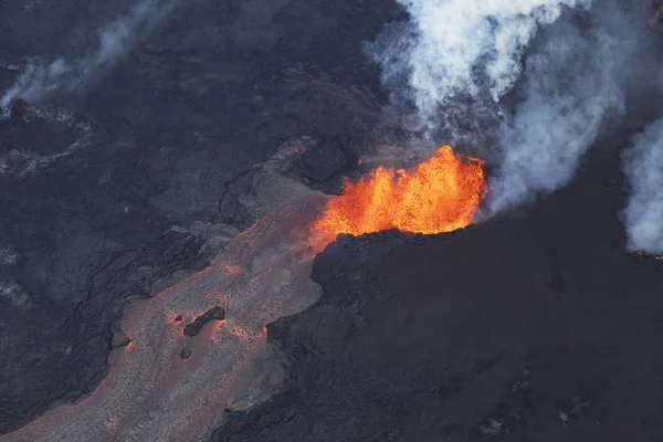 画像割れ目 2018年 月の火山 ハワイのキラウエア火山噴火の空中写真 — ストック写真