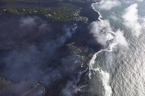 Воздушный Обзор Потоков Лавы Извержения Вулкана Килауэя Гавайях Впадающего Море — стоковое фото