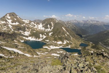 Yüksek alp yatay, kar alanları ve Ordino Arcalis Andorra Pyrenees bölgesindeki göller