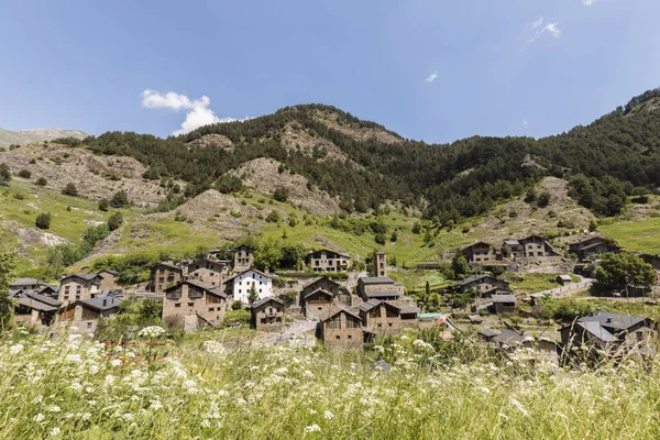 Byn Pal Pyrenéerna Andorra Med Romanska Kyrkan — Stockfoto