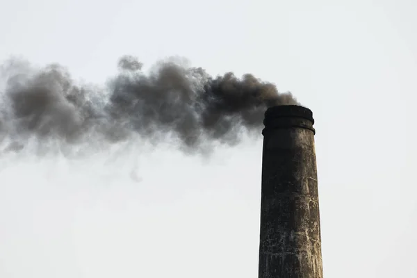 バングラデシュのレンガ工場の煙突を喫煙 — ストック写真