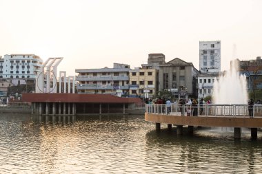 : Khulna, Bangladesh, 28 Şubat 2017: City center park ve: Khulna gölette akşam ışık ile