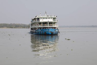 : Khulna, Bangladesh, 1 Mart 2017: Tipik yolcu feribotu: Khulna yakınındaki bir Nehri üzerinde