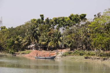 Morrelganj, Bangladeş, 27 Şubat 2017: Bangladeş'te riverside adlı tuğla eski bir ahşap tekne kaldırılıyor