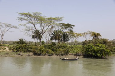 Morrelganj, Bangladeş, 27 Şubat 2017: Tropikal nehir yatay, Bangladeş'te küçük bir ahşap tekne