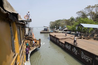 Hularhat, Bangladeş, 27 Şubat 2017: Roket - antik bir yandan çarklı vapur Hularat rıhtımda demirli.