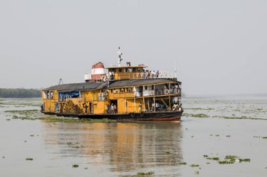 Hularhat, Bangladeş, 27 Şubat 2017: Roket - Hularat iskeleye Bangladeş'te bir nehir üzerinde bir antik yandan çarklı vapur başları.