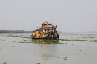 Hularhat, Bangladeş, 27 Şubat 2017: Roket - Hularat iskeleye Bangladeş'te bir nehir üzerinde bir antik yandan çarklı vapur başları.