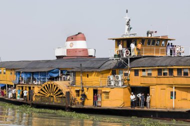 Hularhat, Bangladeş, 27 Şubat 2017: Bangladeş'te Dhaka: Khulna satırındaki cazibe dolu eski bir yandan çarklı vapur roket - sürücüler