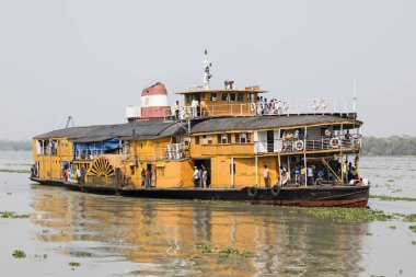 Hularhat, Bangladeş, 27 Şubat 2017: Bangladeş'te Dhaka: Khulna satırındaki cazibe dolu eski bir yandan çarklı vapur roket - sürücüler