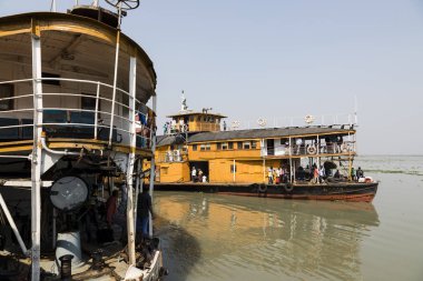 Hularhat, Bangladeş, 27 Şubat 2017: Bangladeş'te Dhaka: Khulna satırındaki cazibe dolu eski bir yandan çarklı vapur roket - sürücüler