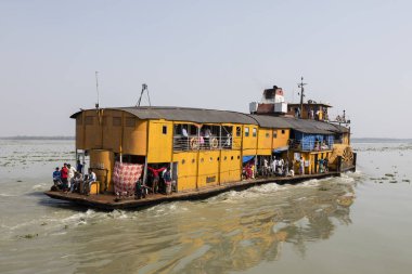 Hularhat, Bangladeş, 27 Şubat 2017: Roket - antik bir yandan çarklı gemi Hularat iskele bırakır ve Khulna için kafaları