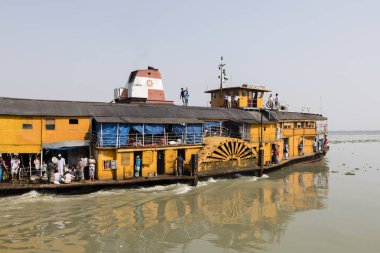 Hularhat, Bangladeş, 27 Şubat 2017: Bangladeş'te Dhaka: Khulna satırındaki cazibe dolu eski bir yandan çarklı vapur roket - sürücüler