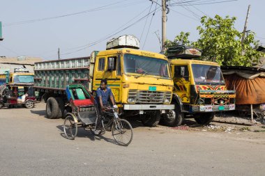 : Khulna, Bangladesh, 28 Şubat 2017: Önünde bir kamyon sokakta: Khulna Trishaw sürücü sürücüler