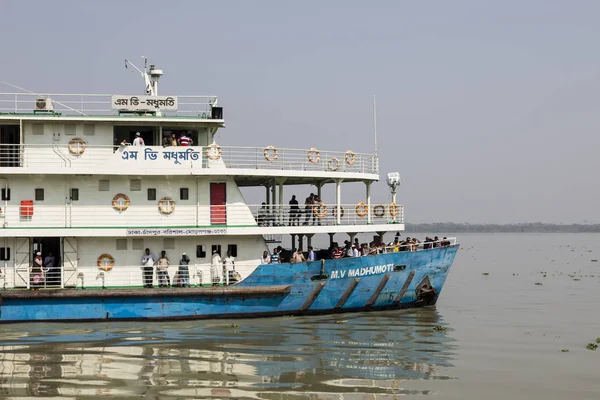 : Khulna, Bangladesh, 1 Mart 2017: Tipik yolcu feribotu: Khulna yakınındaki bir Nehri üzerinde