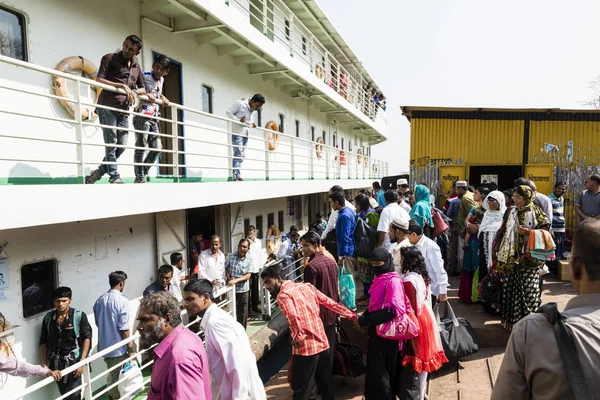 Khulna Bangladesh Março 2017 Ferry Típico Passageiros Rio Perto Das — Fotografia de Stock