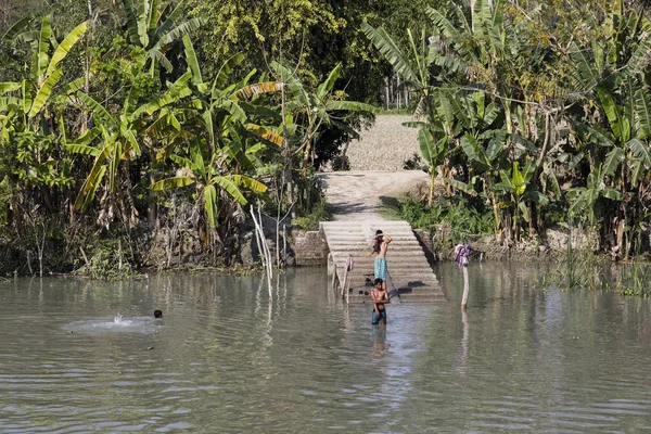 : Khulna, Bangladesh, 1 Mart 2017: Bangladeş gençler banyo ve bir nehirde yıkayın