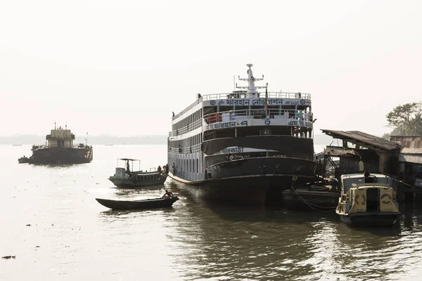 Khulna Bangladesh Marzo 2017 Ferry Pasajeros Detuvo Muelle Para Recoger — Foto de Stock