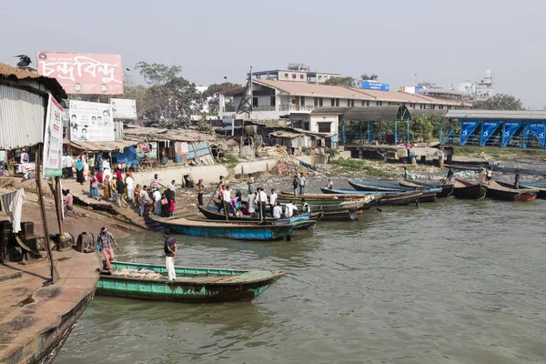 Barisal, Bangladeş, 27 Şubat 2017: küçük ahşap tekneler su taksileri Barisal bağlantı noktası müşteriler bekliyor olarak hizmet