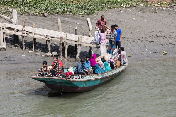 Morrelganj Bangladesh Febrero 2017 Los Lugareños Abordan Pequeño Barco Madera — Foto de Stock
