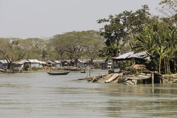 Hularhat, Bangladeş, 27 Şubat 2017: Tropikal peyzaj riverside kolonizasyon ve Bangladeş'te tekne ile