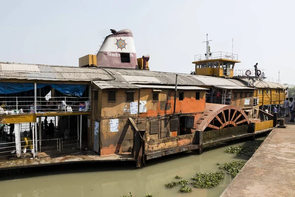 Hularhat, Bangladeş, 27 Şubat 2017: Roket - antik bir yandan çarklı gemi Hularat rıhtımda demirli, yatılı ve disembarking yolcu var..