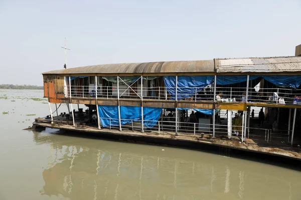 Hularhat, Bangladeş, 27 Şubat 2017: Roket - antik bir yandan çarklı gemi Hularat parkında yer alır