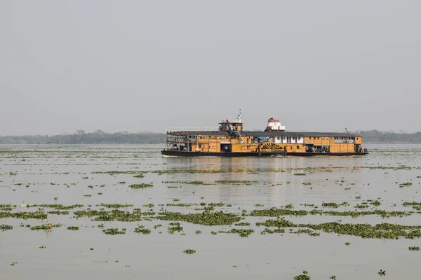 Hularhat, Bangladeş, 27 Şubat 2017: Roket - Hularat iskeleye Bangladeş'te bir nehir üzerinde bir antik yandan çarklı vapur başları.
