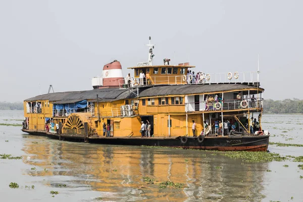 Hularhat, Bangladeş, 27 Şubat 2017: Bangladeş'te Dhaka: Khulna satırındaki cazibe dolu eski bir yandan çarklı vapur roket - sürücüler