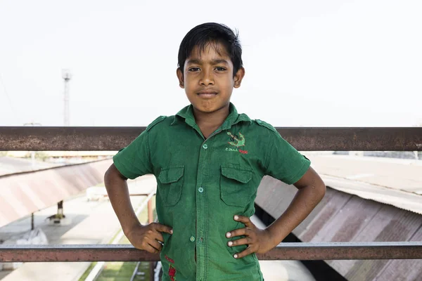 Хулна Бангладеш Февраля 2017 Мальчик Гордо Позирует Зеленой Рубашке Станции — стоковое фото