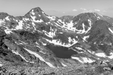 Yüksek alp yatay, kar alanları ve Ordino Arcalis Andorra Pyrenees bölgesindeki göller