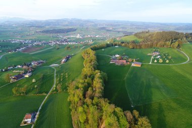Merkezi İsviçre ağaçlar ve ormanlar ile bir güzel bahar sabahı dağlık manzara