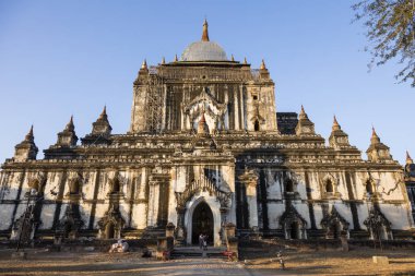 Bagan, Myanmar, 29 Aralık 2017: Deprem sonra bozuk bir eski pagoda Bagan içinde kısmen bambu ile scaffolded ve çatı Myanmar plastik film ile kaplı