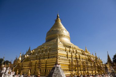 Shwezigon Pagoda veya Shwezigon Selami Nyaung-U, Bagan, Myanmar yakınlarındaki bir kasabada bulunan bir Budist tapınağı olduğunu