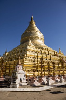 Bagan, Myanmar, 29 Aralık 2017: Shwezigon Pagoda veya Shwezigon Selami Nyaung-U, Bagan, Myanmar yakınlarındaki bir kasabada bulunan bir Budist tapınağı olan