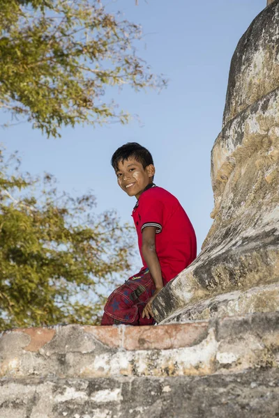 Bagan Birma Grudnia 2017 Uśmiechnięty Chłopiec Tanaka Twarz Siedzi Stóp — Zdjęcie stockowe