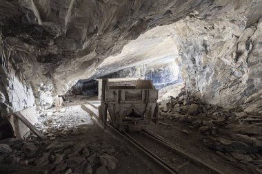 Arabası bir terk edilmiş kireç benim İsviçre bir tünelde madencilik