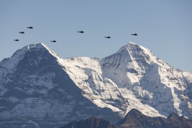 İsviçre Hava Kuvvetleri ile onun helikopter Eiger Kuzey Yüz ve Bernese Oberland'deki / İsviçre Alpleri'nde Jungfraujoch arasında bir görüntü uçar