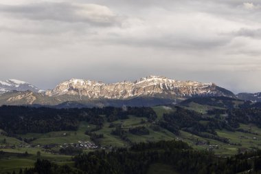 Lucerne, İsviçre Kantonu akşam güneşi Pilatus Dağı yelpazesi ile kar kalır