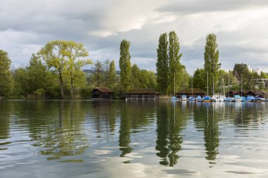 Tekne harbor Gölü Sempach Sursee yakınındaki İsviçre'nın üzerinde