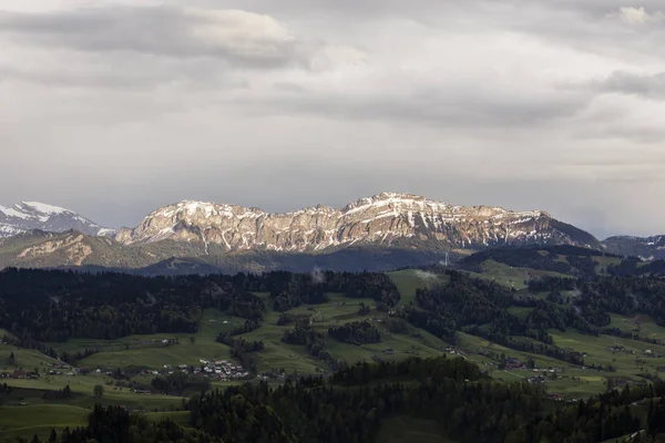 Pasmo Górskie Pilatus Śnieg Pozostaje Słońce Wieczór Kantonie Lucerna Szwajcaria — Zdjęcie stockowe