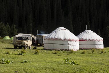 Altun-Arashan, Kırgızistan, 13 Ağustos 2018: Yurt kampları içinde Vadisi, altun-Arashan Kırgızistan'daki Karakol yakınındaki