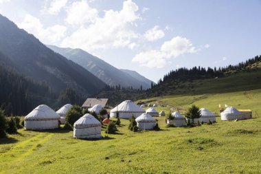 Altun-Arashan, Kırgızistan, 13 Ağustos 2018: Yurt kampları içinde Vadisi, altun-Arashan Kırgızistan'daki Karakol yakınındaki
