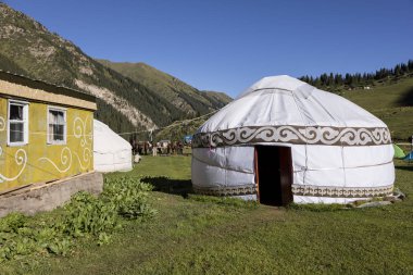 Altun-Arashan, Kırgızistan, 13 Ağustos 2018: Yurt kamp içinde Vadisi, altun-Arashan Kırgızistan'daki Karakol yakınındaki