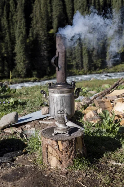 Samovar Está Parado Fuera Una Yurta Valle Altyn Arashan Alimenta —  Fotos de Stock