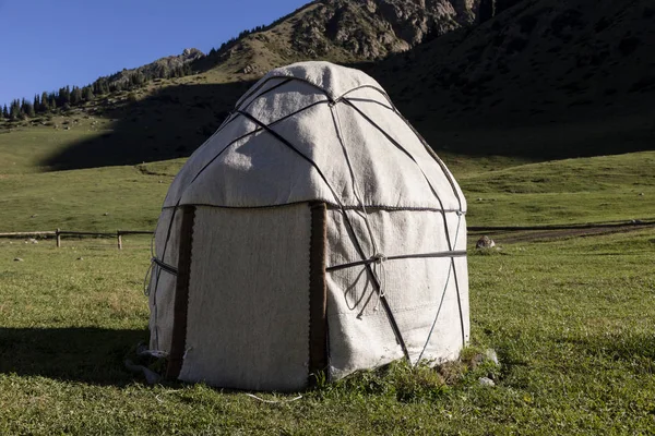 Singola Yurta Tradizionale Nella Valle Altyn Arashan Vicino Karakol Kirghizistan — Foto Stock