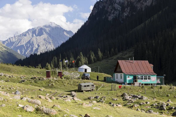 Altyn-Arashan, Kirguistán, 13 de agosto de 2018: Campamentos de Yurtas en el valle de Altyn-Arashan, cerca de Karakol, Kirguistán — Foto de Stock