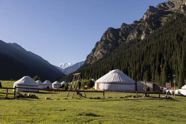 Altyn-Arashan, Kirguistán, 13 de agosto de 2018: Campamento Yurt en el valle de Altyn-Arashan, cerca de Karakol, Kirguistán — Foto de Stock