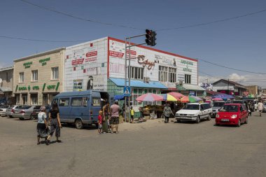 Karakol, Kırgızistan, 11 Ağustos 2018: Otomobil ve Karakol şehir mağazalar yoIda üzerinden görünüm