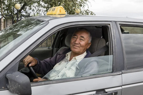 Karakol Kirgizstan Augustus 2018 Vriendelijke Taxichauffeur Zijn Oude Roestige Auto — Stockfoto
